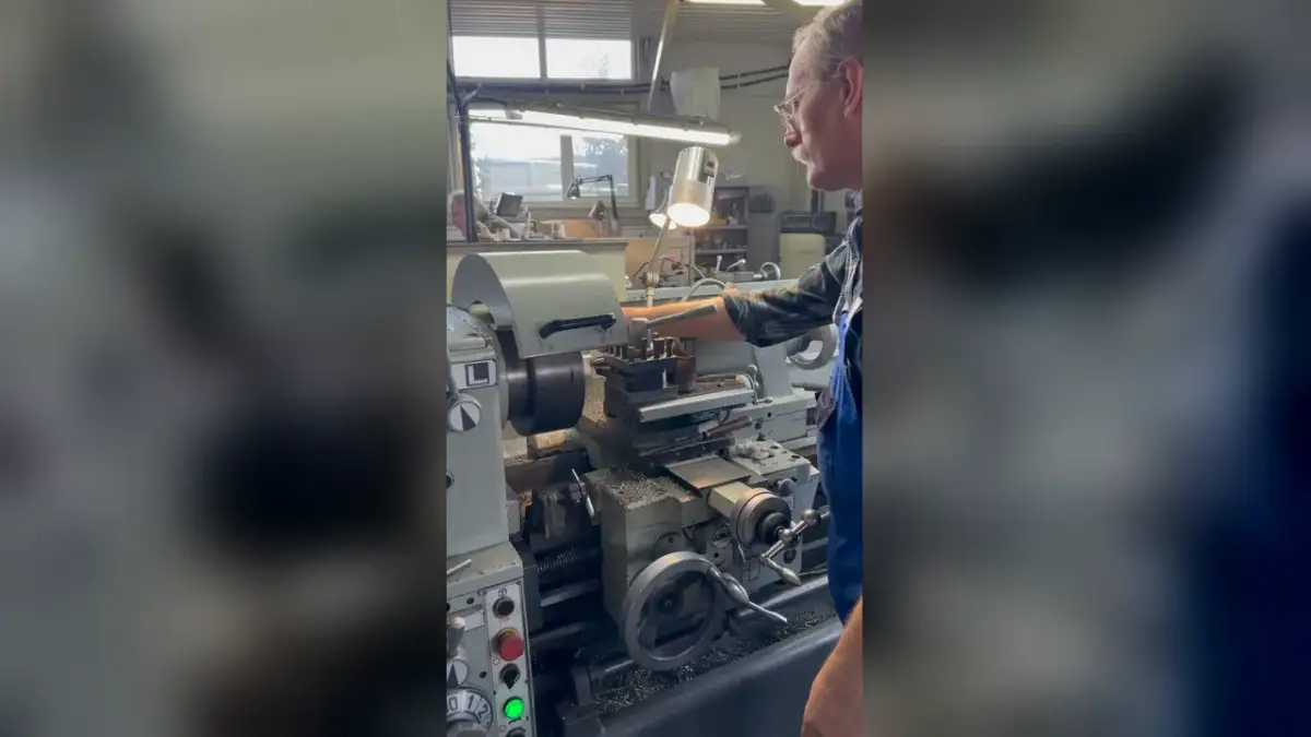 Hands-on practice for lathe operators: another productive day in the workshop